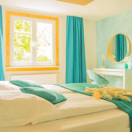 Wellnessoase Mitten In Der Wasserfallstadt Triberg Triberg im Schwarzwald Exterior photo