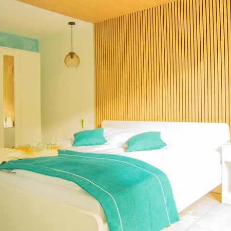 Wellnessoase Mitten In Der Wasserfallstadt Triberg Triberg im Schwarzwald Exterior photo